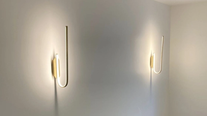 Seinale paigaldatud LED-valgustid põlevana
