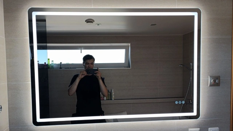 LED-valgustusega peegel vannitoas